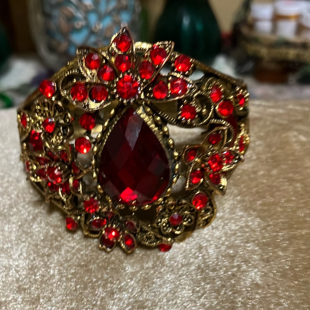 Vintage bracelet color gold with Ruby red stones